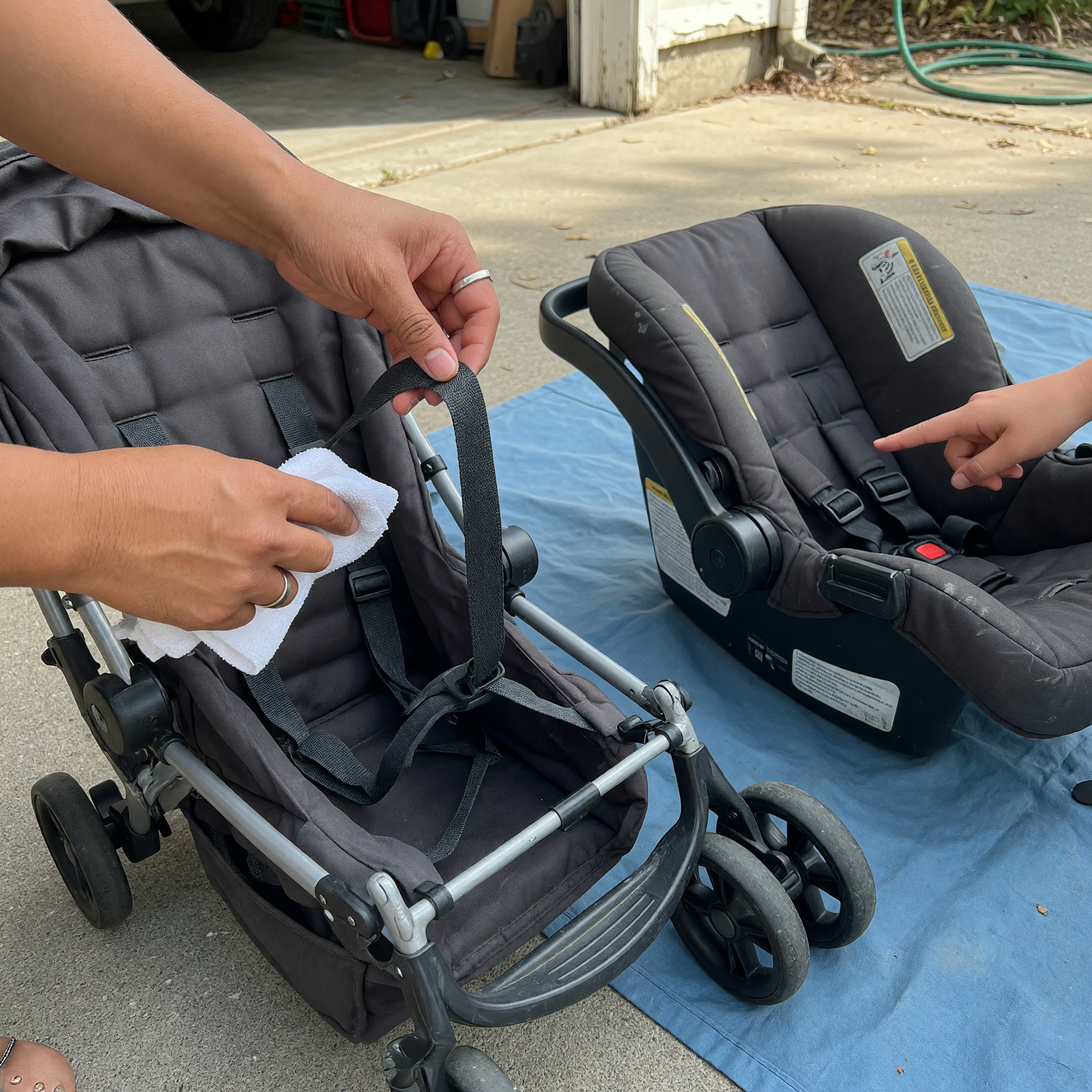 Revision de coche de bebe y silla de carro usada antes de publicar con correas, ruedas y telefono