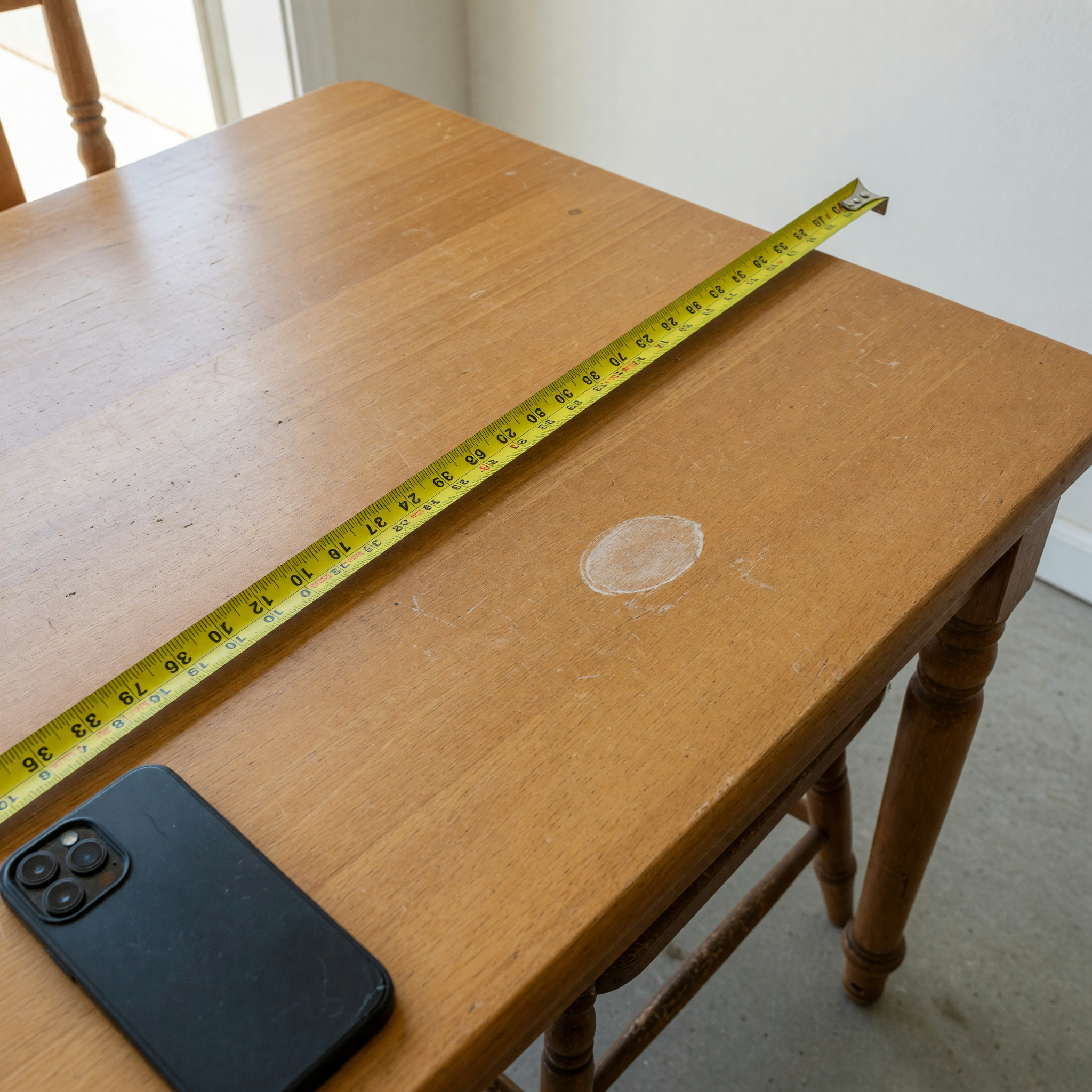 Cinta métrica sobre una mesa de comedor usada para preparar una publicación local
